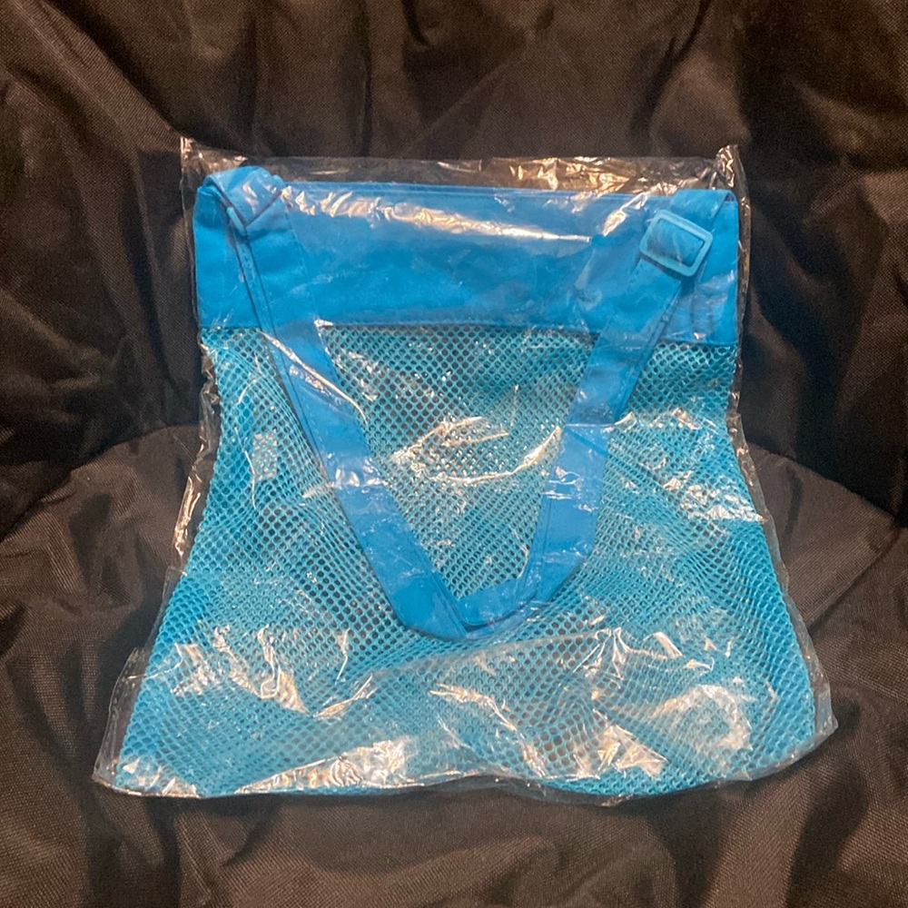 BNIP shelling bag with adjustable strap. Mesh for water to flow through.